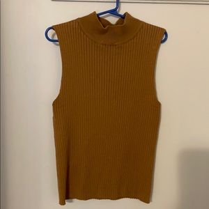 Sleeveless ribbed crop top.